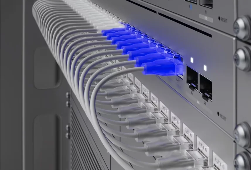 Rack se switchem a podsvícenými patch kabely