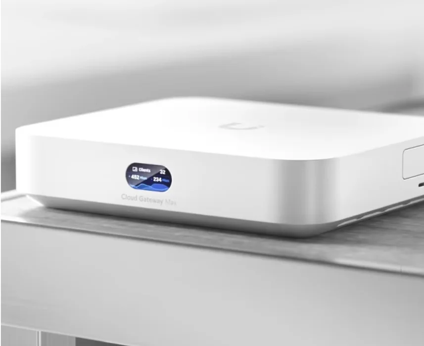 Brána UniFi Cloud Gateway na polici